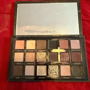 HUDA BEAUTY Eyeshadow Palette - Bold Neutrals and Shimmer